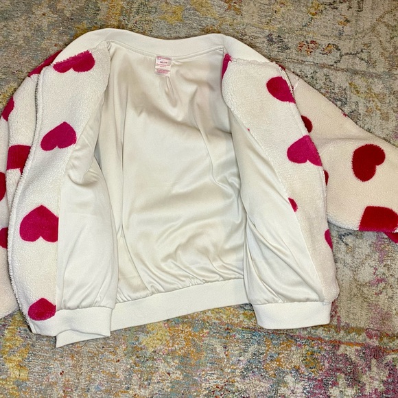 💥BOGO💥 Fuzzy Soft Cropped Jacket. Fully Lined. Cute Heart Design.NWOT - Picture 5 of 5